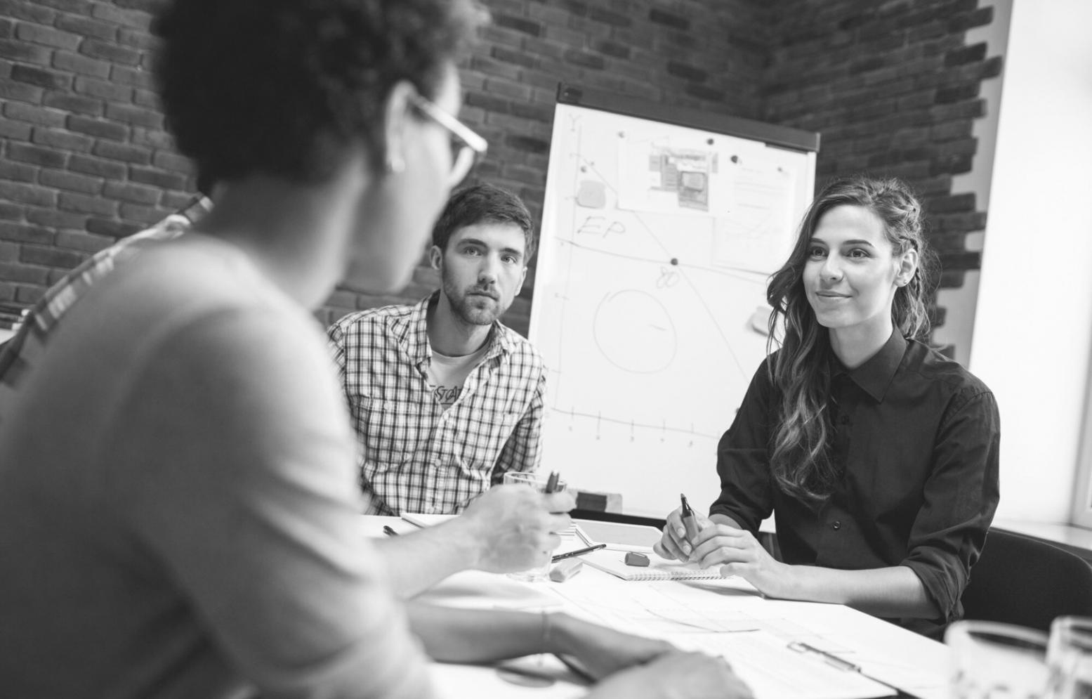 Analyse de données financières sur écrans multiples avec graphiques boursiers