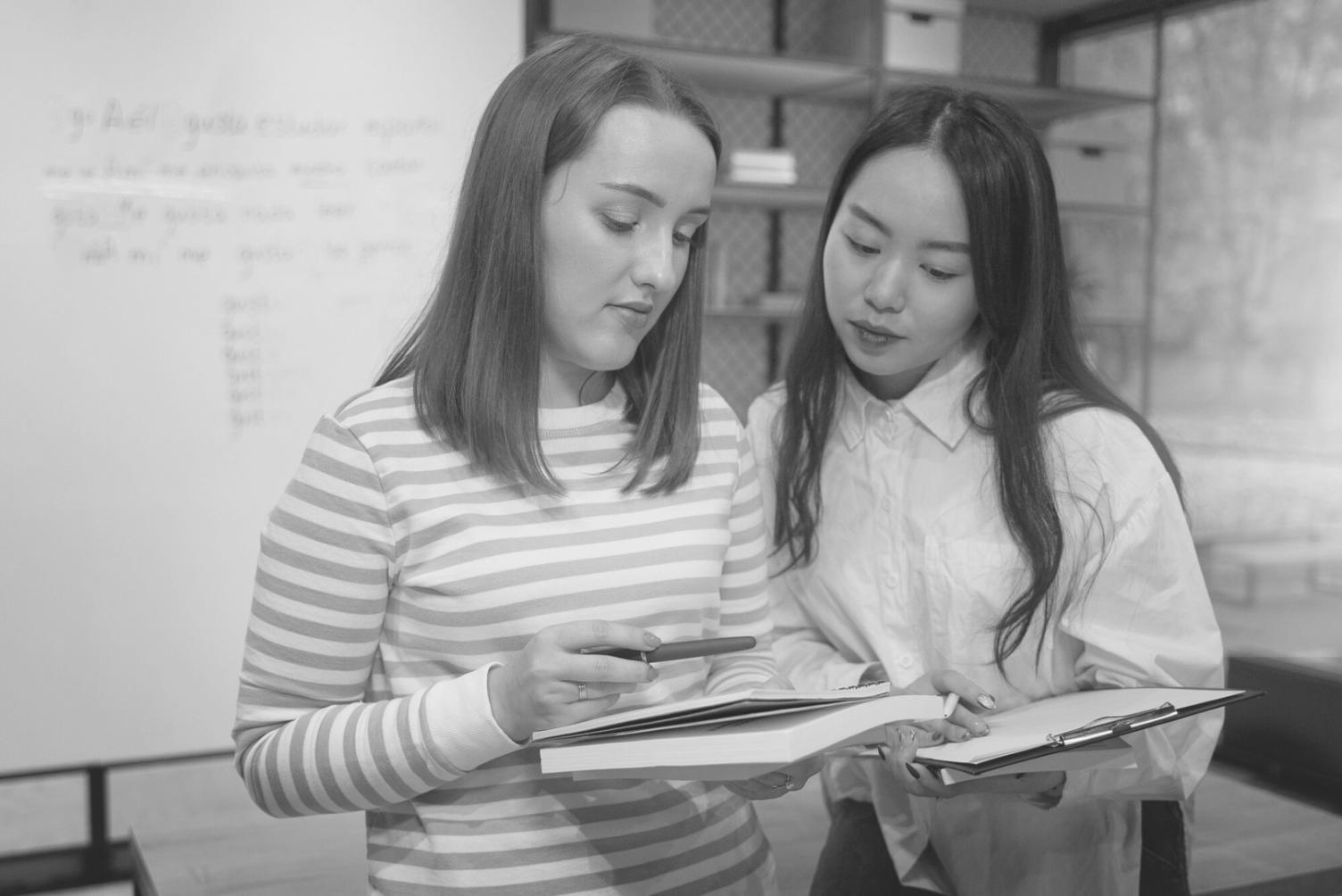 Professionnel analysant des rapports financiers dans un bureau moderne